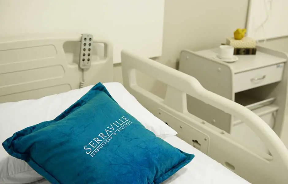 Suíte adaptada com cama elétrica na Clínica Serraville